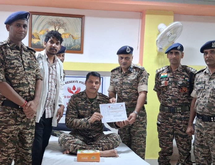 212 बटालियन सीआरपीएफ ने स्वच्छता अभियान चलाया, 15 जवानों ने किया स्वैच्छिक रक्तदान