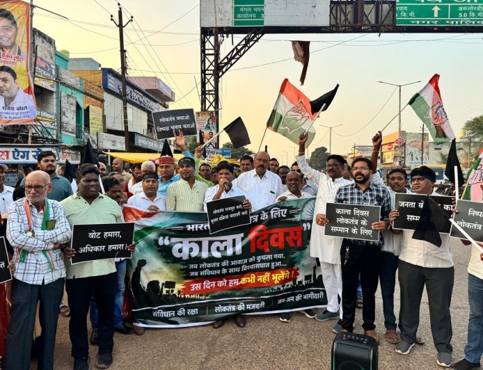 दुर्ग ग्रामीण में कांग्रेस का ‘काला दिवस’ प्रदर्शन, जामुल में भैंस के सामने हॉर्न बजाकर जताया विरोध