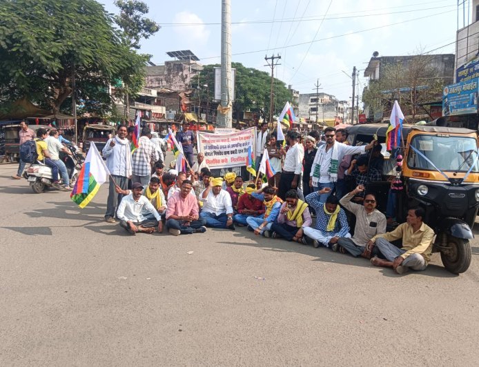 सेवा जोहार पर पुलिस की टिप्पणी से आदिवासी समाज में आक्रोश, डिंडौरी में धरना देकर सौंपा ज्ञापन