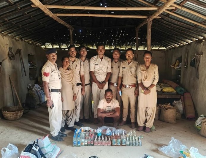 बलरामपुर में मिलावटी शराब के खिलाफ आबकारी विभाग की कार्रवाई, 11.6 बल्क लीटर देशी मदिरा जब्त; 51 खाली शीशियां और 560 ढक्कन बरामद