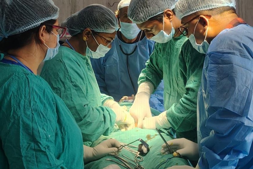 जिला अस्पताल बैकुंठपुर में 19 वर्षीय युवक का इंगुइनल हर्निया का सफल ऑपरेशन