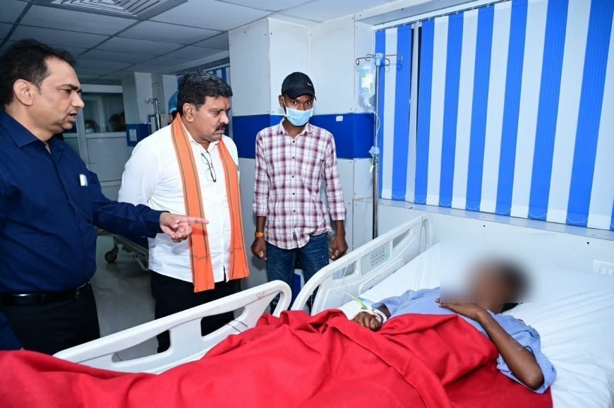 मरकाटोला घाट हादसे के घायलों से मिले विजय शर्मा, बेहतर उपचार के दिए निर्देश