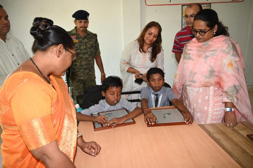 ब्रेल से कलेक्टर का नाम लिखा, टेलर फ्रेम से दिखाई गणित की प्रतिभा, बच्चों के बीच पहुंचीं कलेक्टर