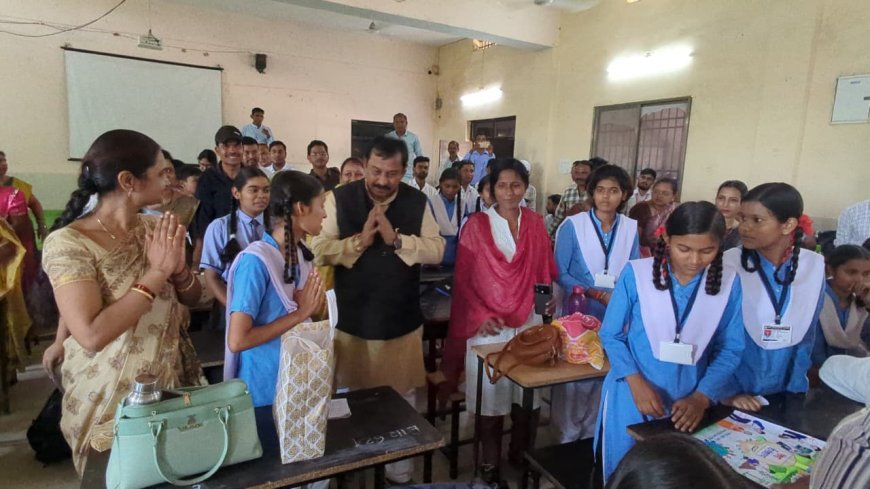 पाटन में ‘मेरे सपनों का भारत’ प्रतियोगिता के प्रतिभागियों को वितरित किए प्रमाण पत्र