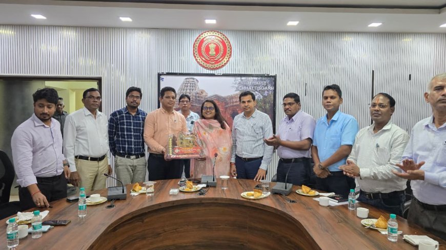 कलेक्टर तुलिका प्रजापति ने अपर कलेक्टर संदीप कुमार ठाकुर को दी विदाई