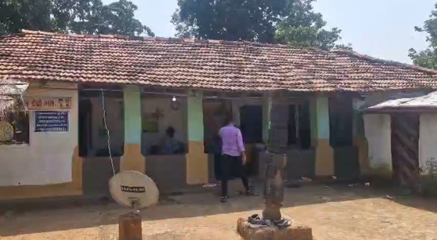 तुकाम गांव में तीन साल से बरामदे में चल रहा सरकारी प्राथमिक स्कूल, बच्चों को नहीं मिली अपनी छत