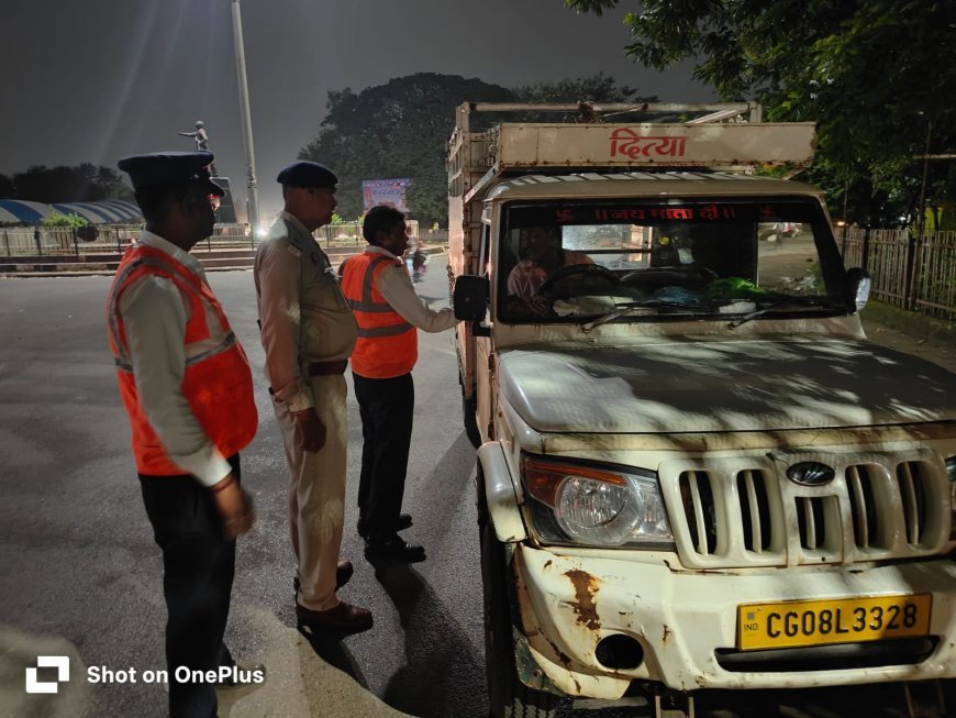 दुर्ग में ट्रैफिक पुलिस का चला डंडा: कांच पर लगी काली फिल्म हटवाई, सितंबर में 7610 चालकों पर कार्रवाई