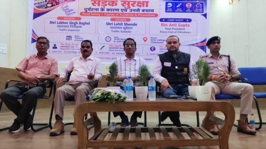 छिंदवाड़ा में सड़क सुरक्षा पर जागरूकता सेमिनार, छात्राओं को बताए दुर्घटना से बचाव के उपाय