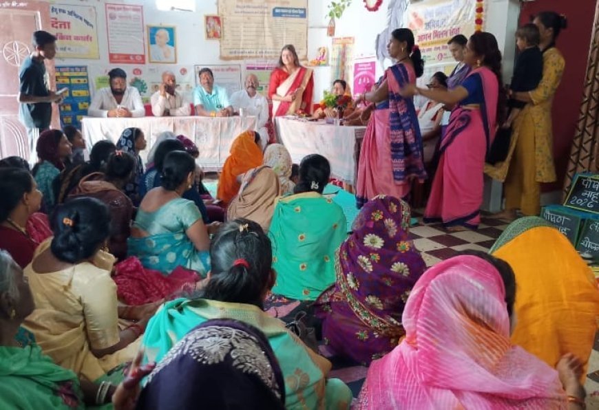 परासिया में सेवा संकल्प अभियान के तहत आंगनवाड़ी केंद्र में मिलन समारोह, महिलाओं को योजनाओं की दी जानकारी