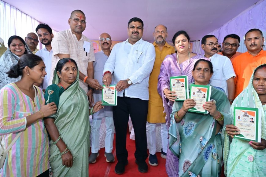 सेवा सेतु कैंप में मंत्री गजेंद्र यादव ने ग्रामीणों से किया संवाद, हितग्राहियों को बांटे प्रमाण-पत्र