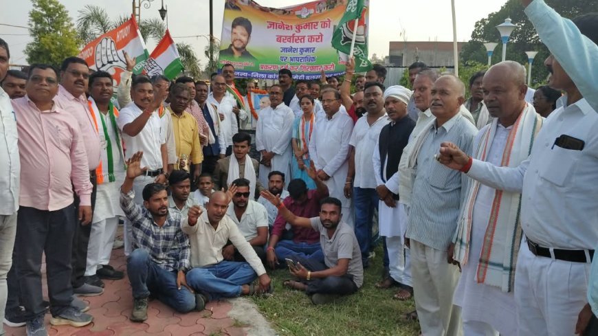 बलरामपुर में कांग्रेस का पैदल मार्च, मुख्य चुनाव आयुक्त का पुतला दहन कर जताया विरोध