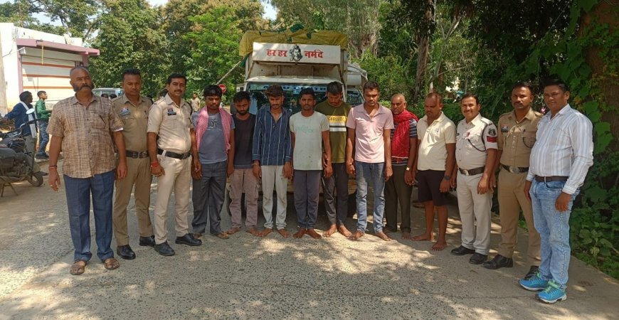 कुकदुर में अवैध पशु परिवहन पर कार्रवाई, 11 मवेशियों के साथ 8 आरोपी गिरफ्तार