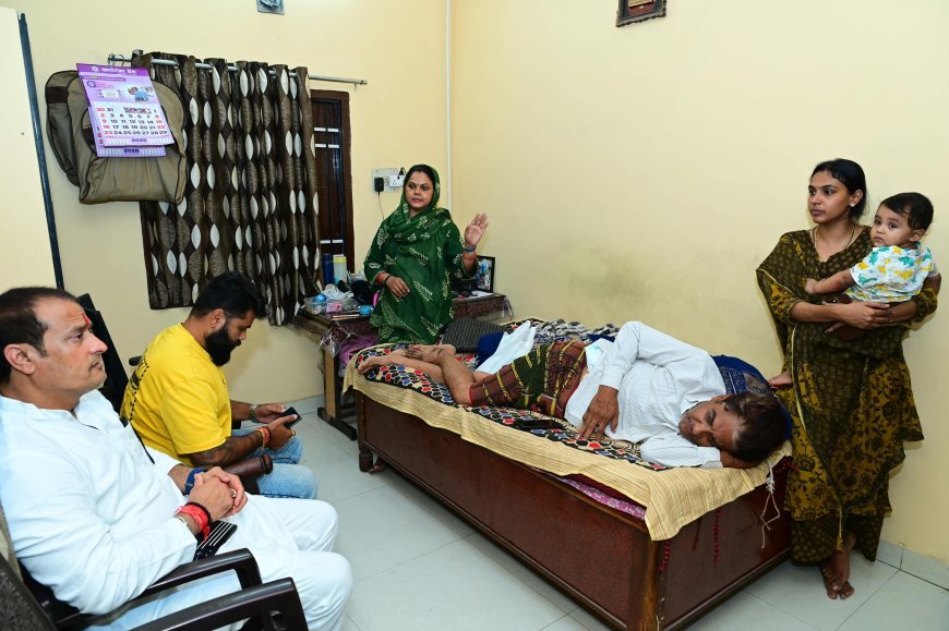 दीनदयाल उपाध्याय नगर में सांड के हमले से घायल परिवार से मिले विकास उपाध्याय, व्यवस्था पर उठाए सवाल