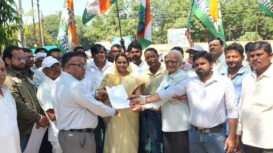 जोबट में किसानों का हल्लाबोल, बिजली-पानी और खाद-बीज की मांग को लेकर धरना-प्रदर्शन