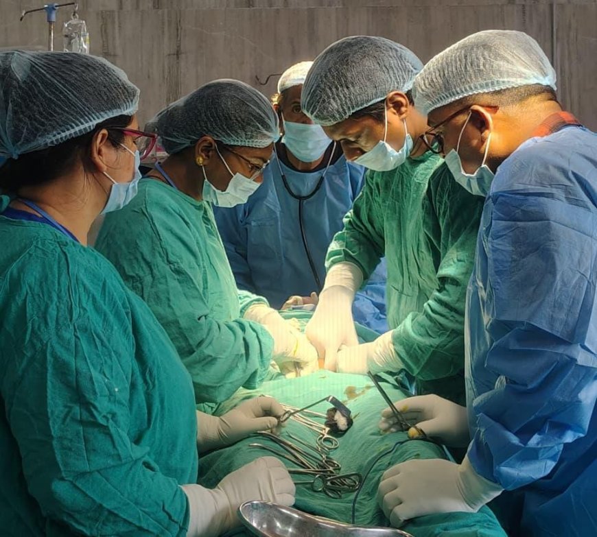 जिला अस्पताल बैकुंठपुर में 19 वर्षीय युवक का इंगुइनल हर्निया का सफल ऑपरेशन