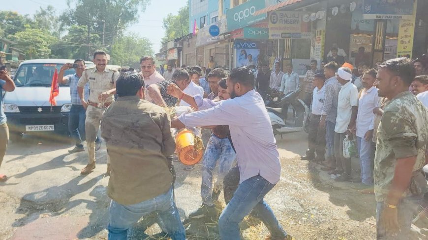आलीराजपुर में कांग्रेस का प्रदर्शन, मुख्य चुनाव आयुक्त ज्ञानेश कुमार के इस्तीफे की मांग पर पुतला दहन का प्रयास