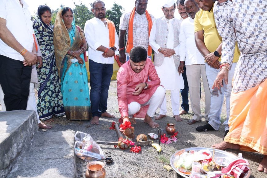 धरसीवां के ग्राम खपरी में ₹20 लाख के रंगमंच शेड का भूमिपूजन, विधायक अनुज शर्मा ने दी सौगात
