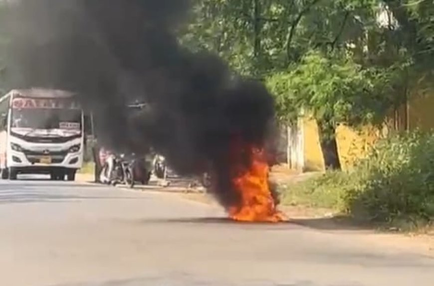 कटघोरा में नई इलेक्ट्रिक स्कूटी में लगी आग, एक किलोमीटर बाद हादसा; पति-पत्नी बाल-बाल बचे