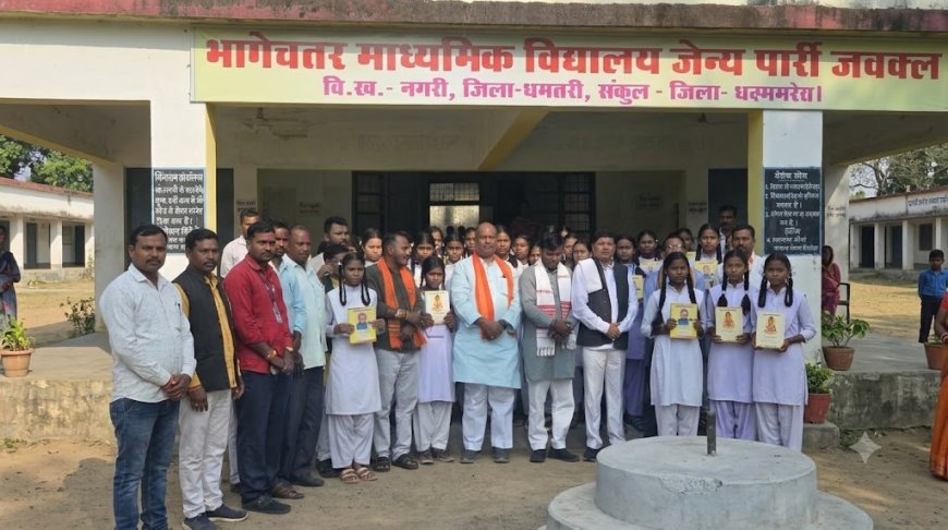 सेवा संकल्प अभियान से शिक्षा को संबल, दुगली और राजपुर में विद्यार्थियों को निःशुल्क कॉपियों का वितरण