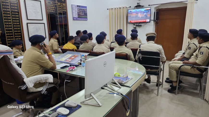 राष्ट्रीय एकता दिवस पर कोरिया जिले में पुलिसकर्मियों और नागरिकों ने देखा ‘एकता परेड 2026’ का लाइव प्रसारण