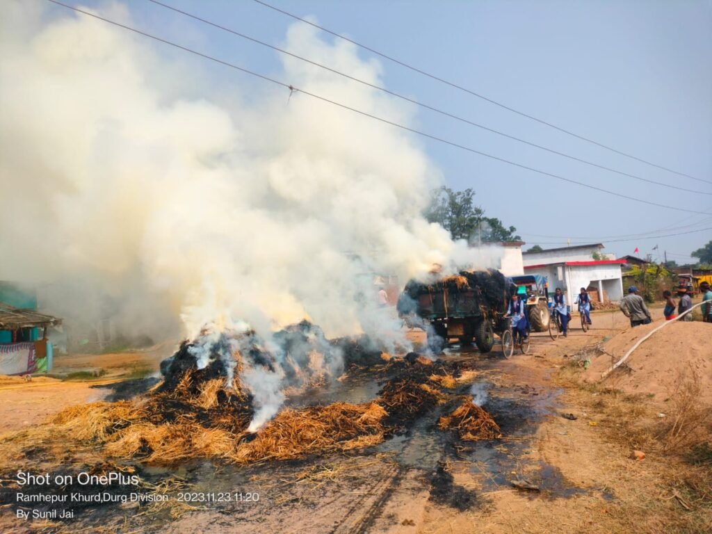 कवर्धा ब्रेकिंग बिजली विभाग की लापरवाही भयानक घटना में ट्रैक्टर और पोल के संपर्क से हुई ट्राली 